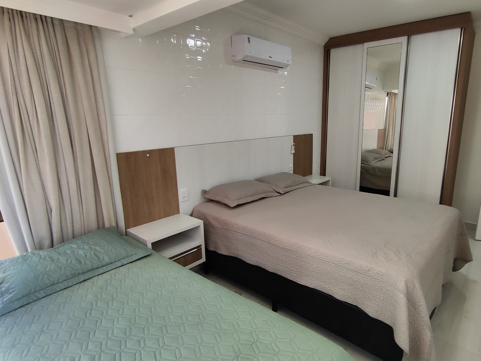 Quarto com cama de casal e cama de solteiro