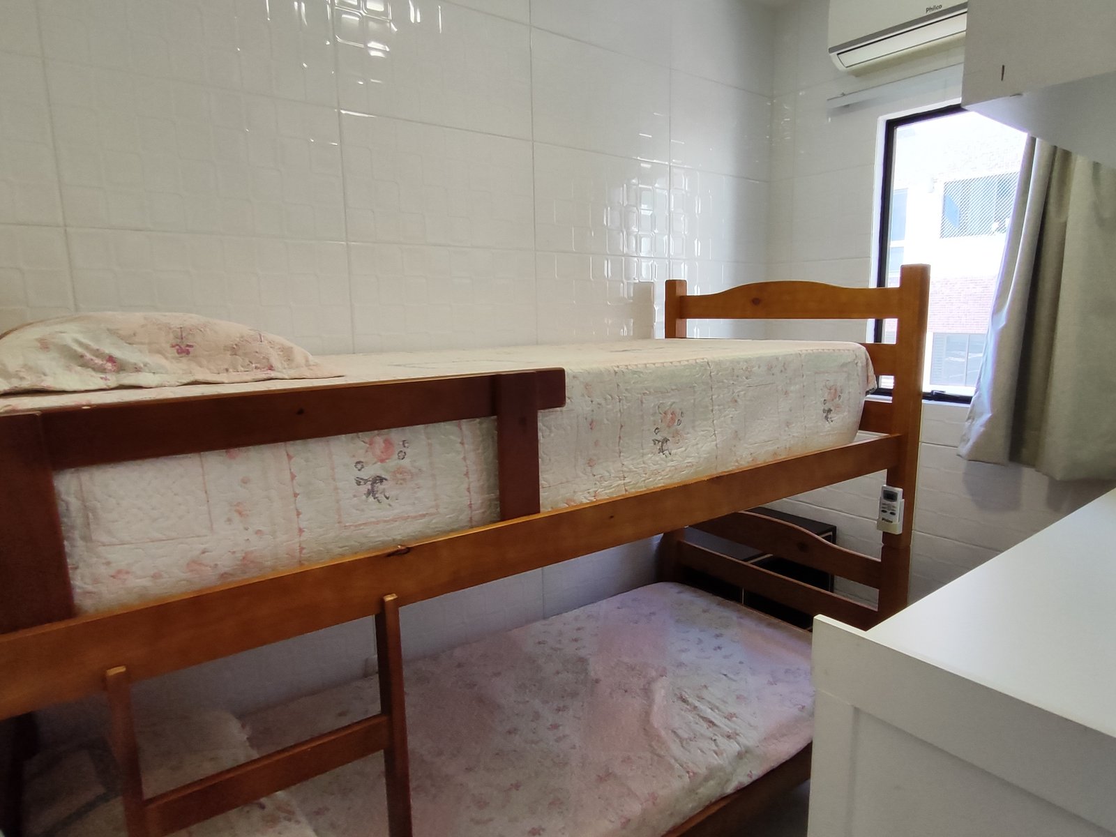 Quarto com beliche, duas camas de solteiro