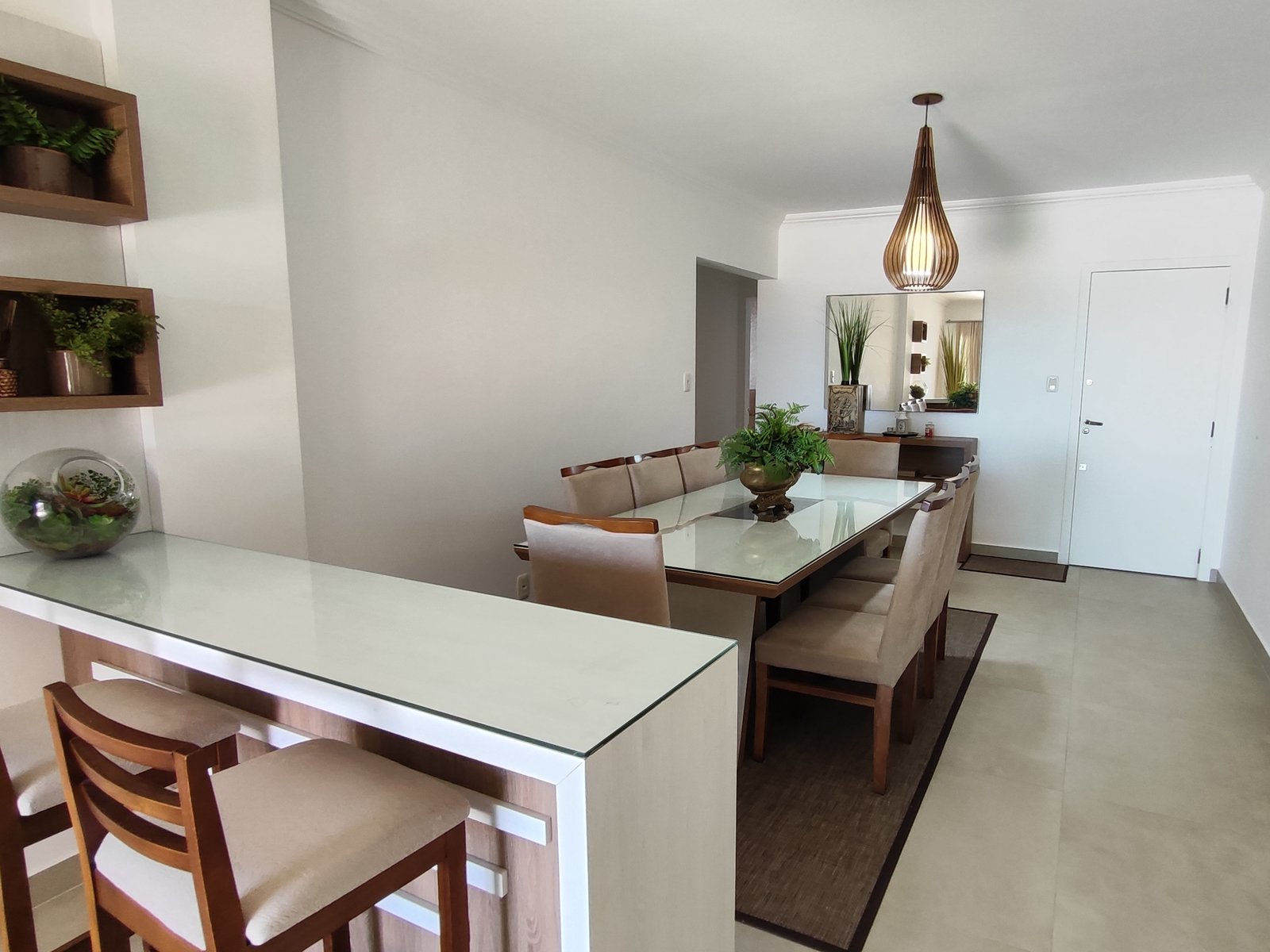 Sala de jantar com bancada bar e mesa para seis pessoas