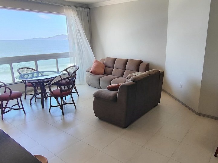 Sala de estar com sofá retrátil e mesa redonda