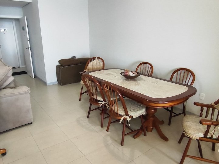 Sala de jantar com mesa para seis