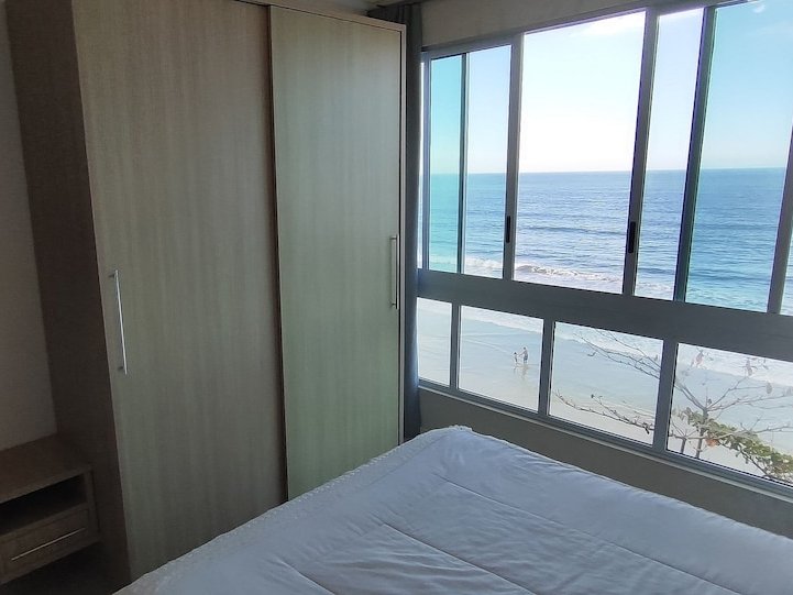 Suíte com janela ampla direto para a praia