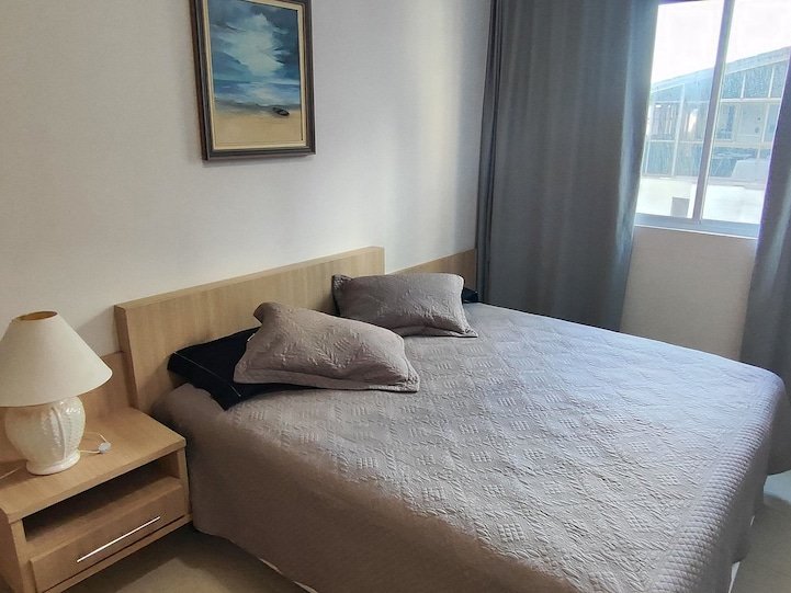 Suíte com cama de casal e guarda-roupa de correr