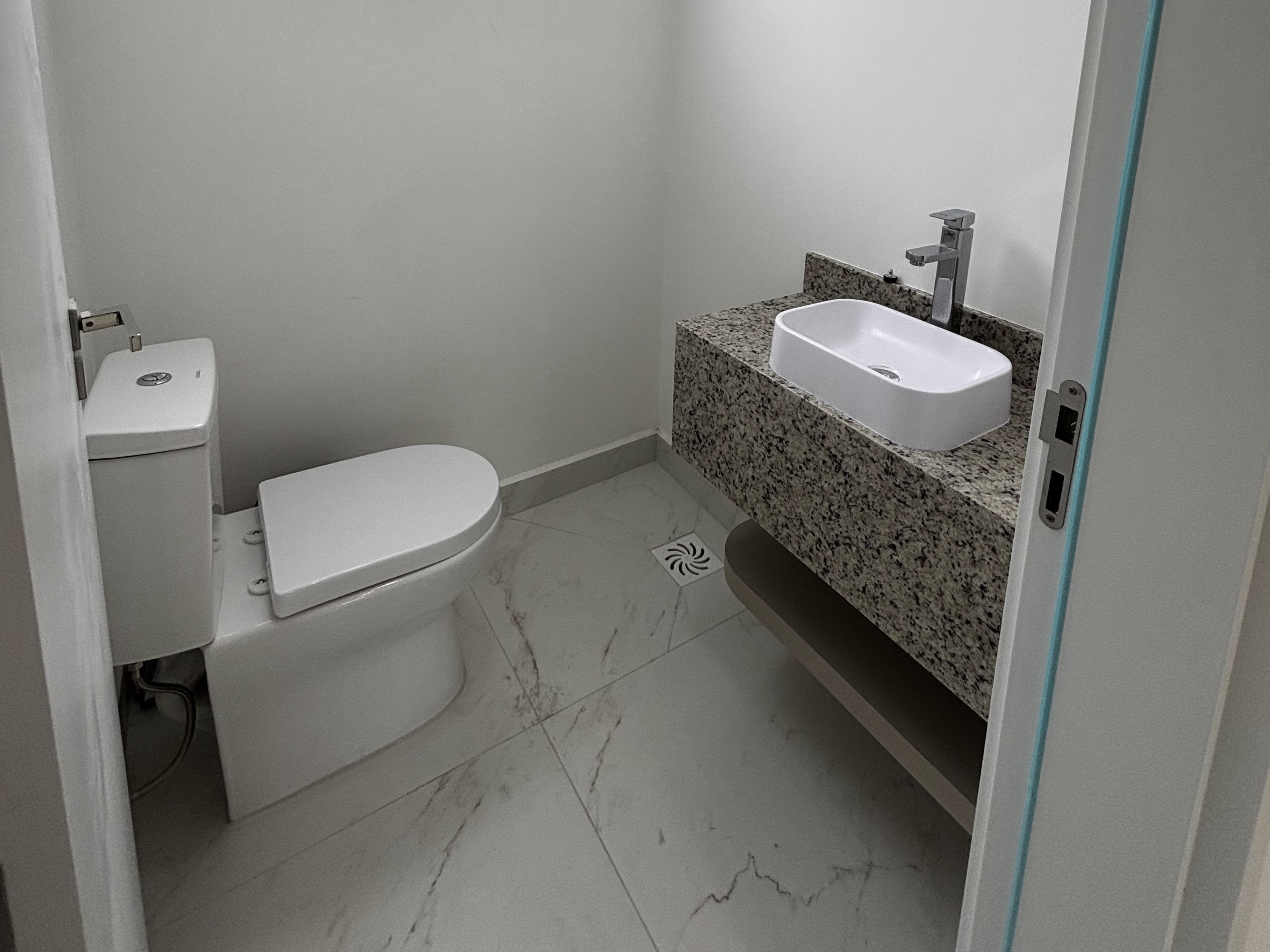 Lavabo social com bancada de granito