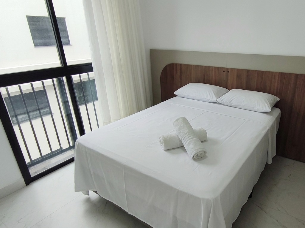 Suíte com cama de casal e armário embutido