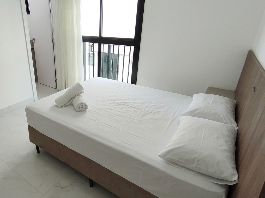 Suíte com cama de casal e armário embutido