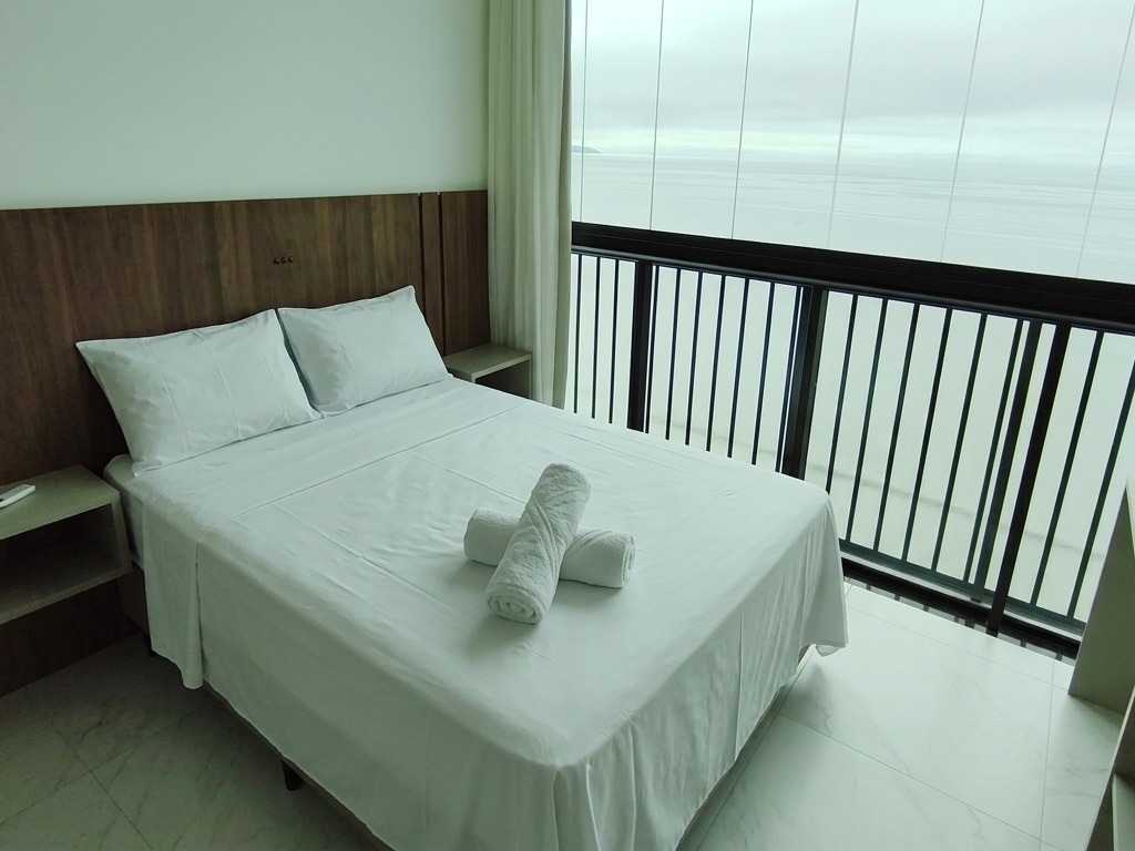 Suíte com cama de casal e vista para o mar