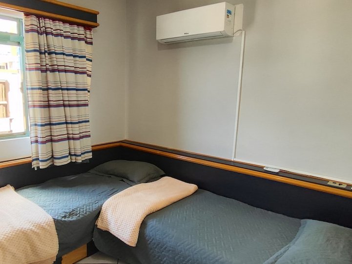 Quarto com 2 camas de solteiro e armário embutido