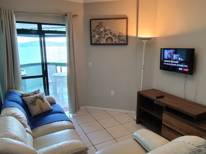 Sala de estar com sofá e Smart TV