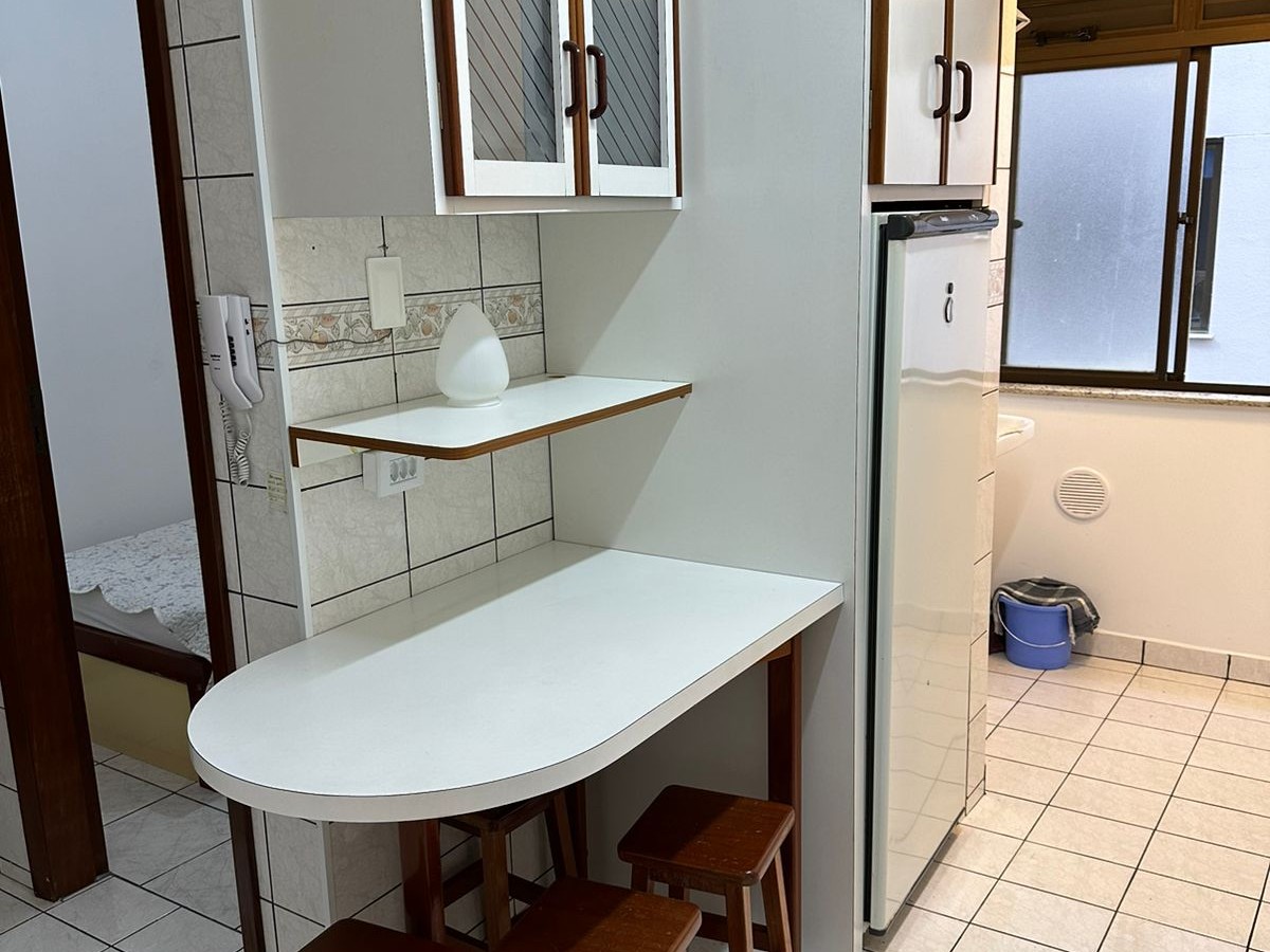 Bancada tipo bar com banquetas na cozinha