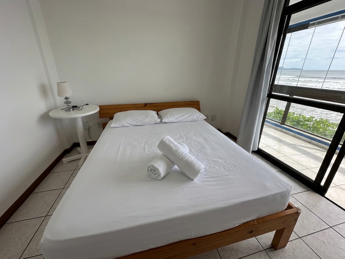 Quarto com cama de casal e vista para o mar