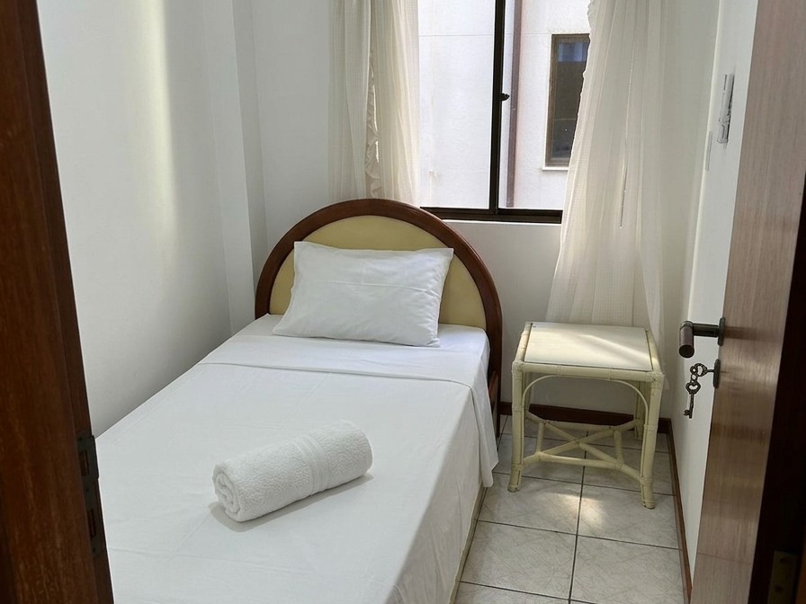 Quarto com cama de solteiro