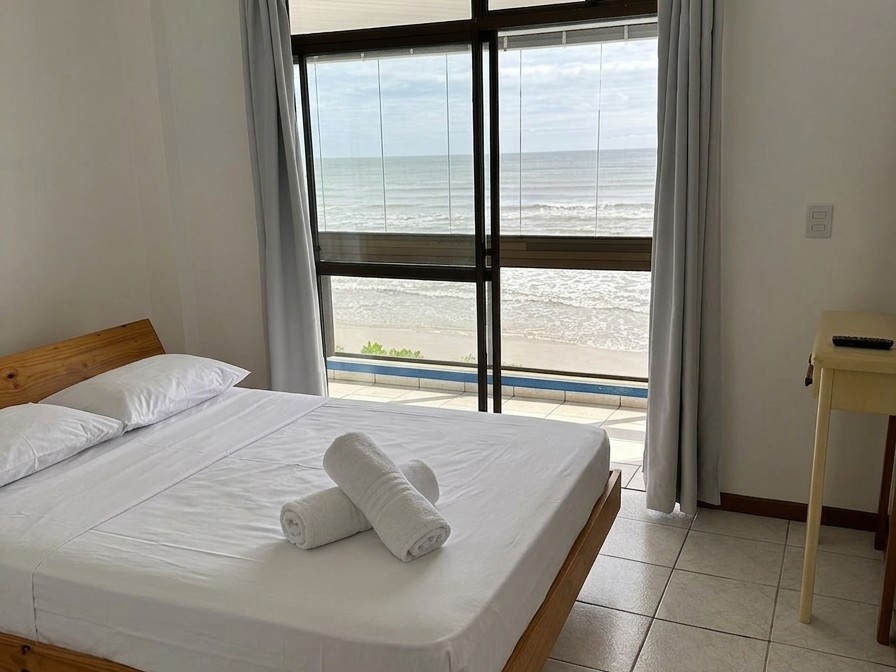 Suíte com cama de casal e vista para o mar