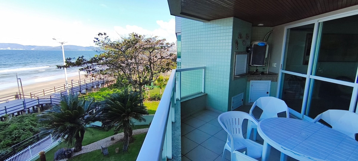 A sacada, o jardim do condomínio e o mar — Godo Stark 201