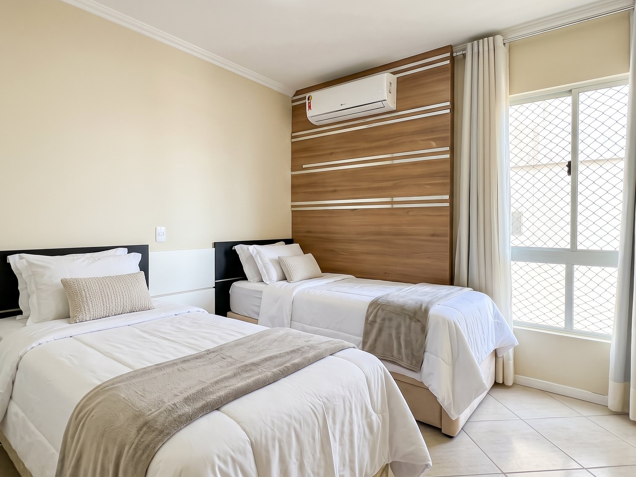 Quarto com painel de madeira e ar-condicionado — Godo Stark 301