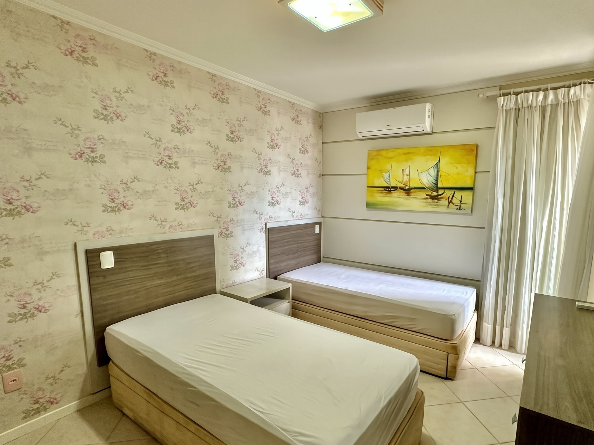 Quarto com papel de parede floral rosa, TV e sacada — Godo Stark 301