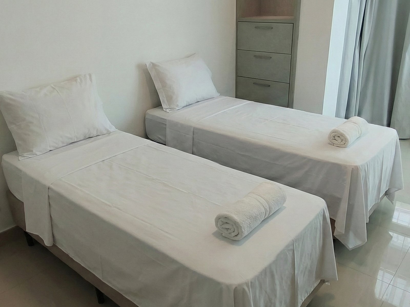 Quarto com duas camas de solteiro