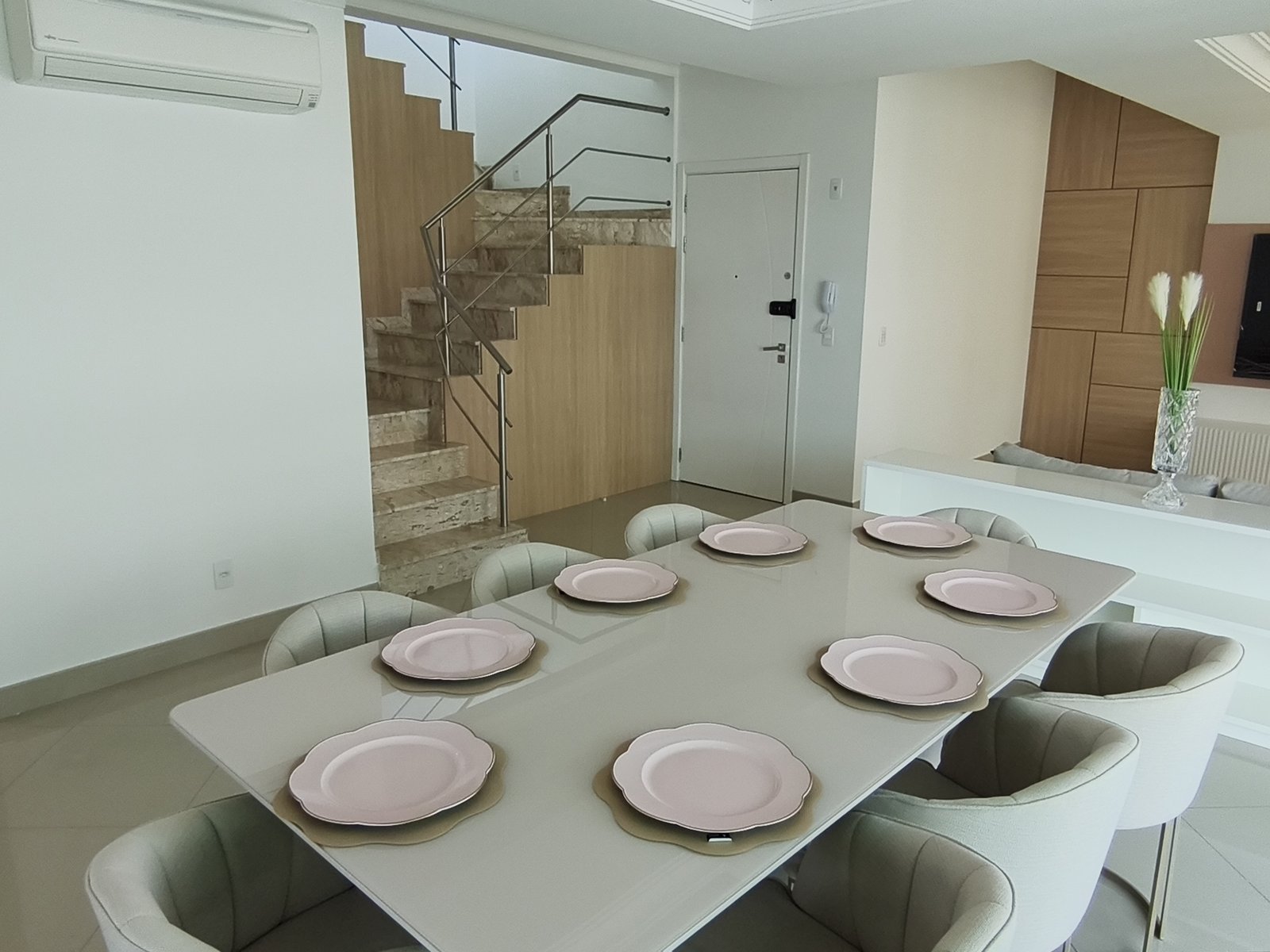 Sala de jantar com escada interna do duplex