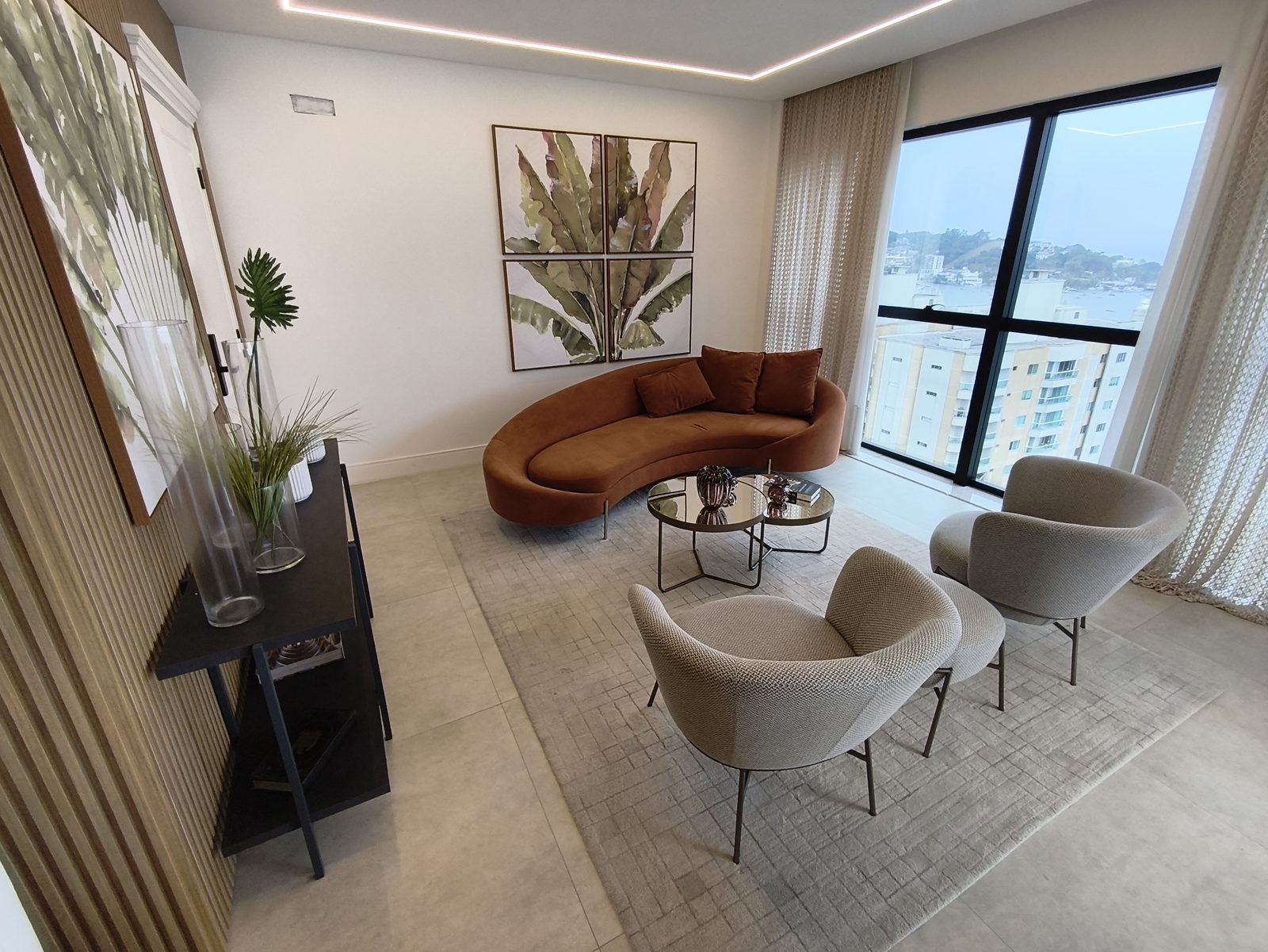 Segunda sala de estar com sofá curvo terracota