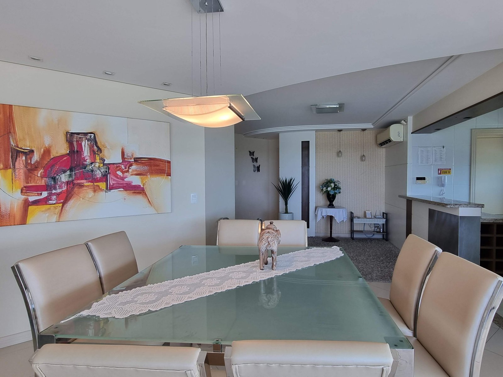 Sala de jantar com mesa de vidro