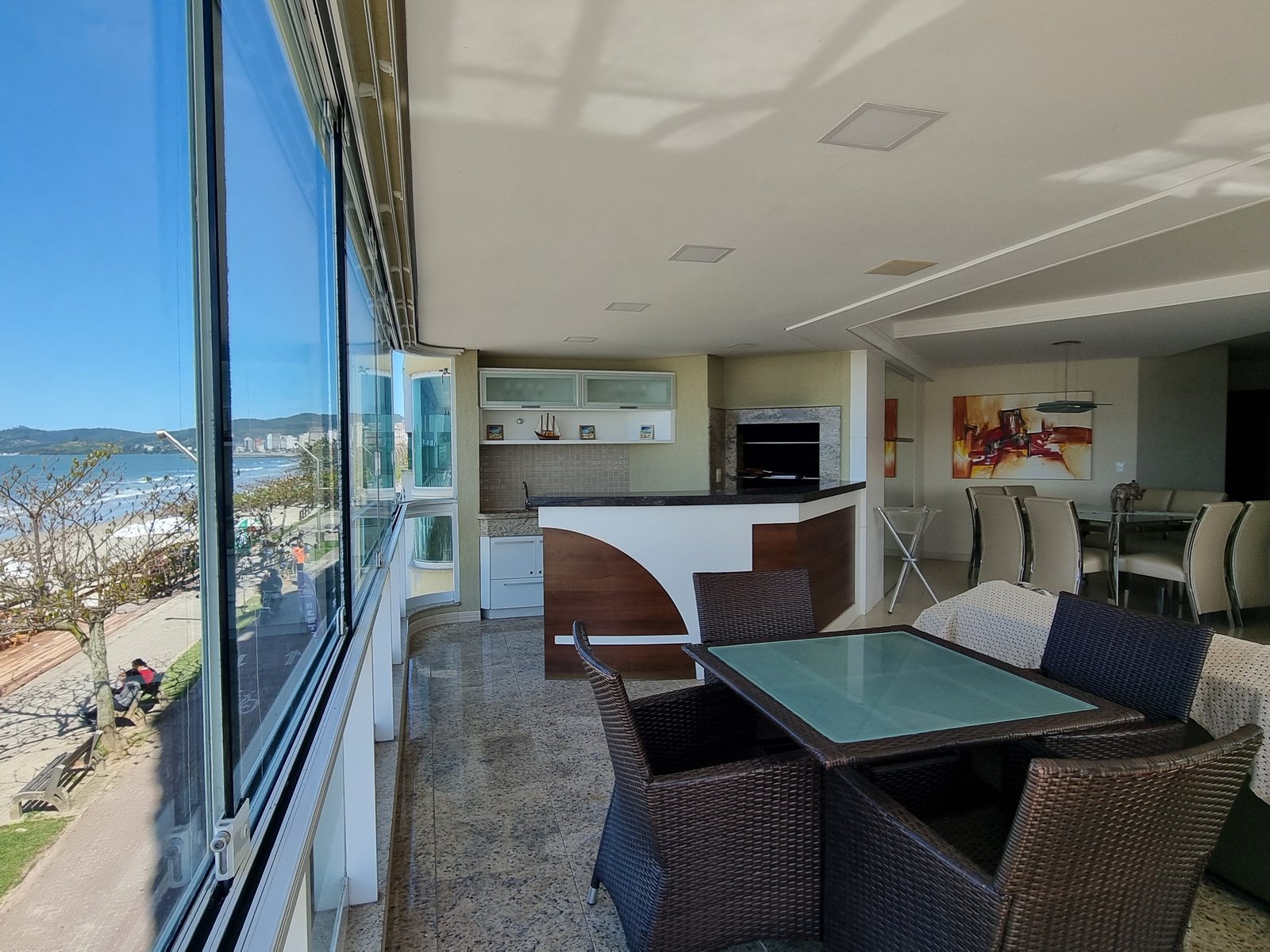 Varanda com mesa e vista aberta pro mar