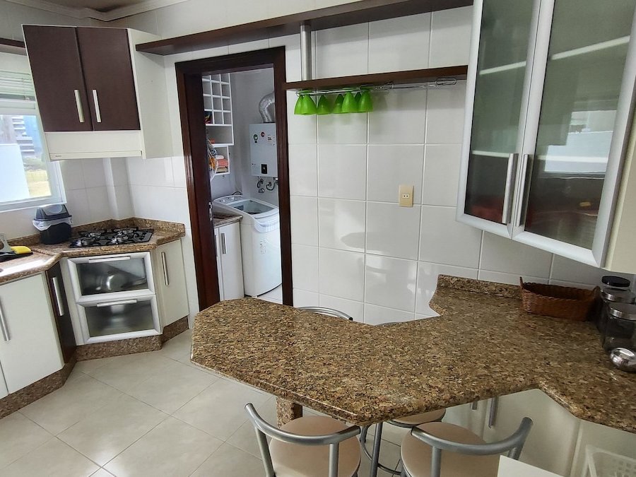 Cozinha americana com balcão e área de serviço