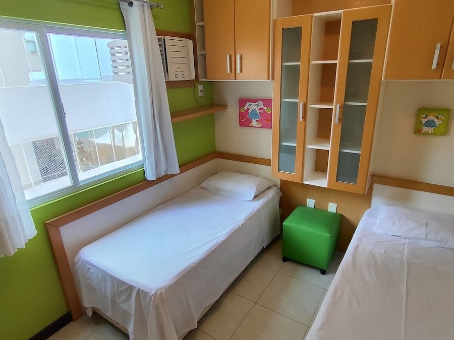 Quarto com duas camas de solteiro