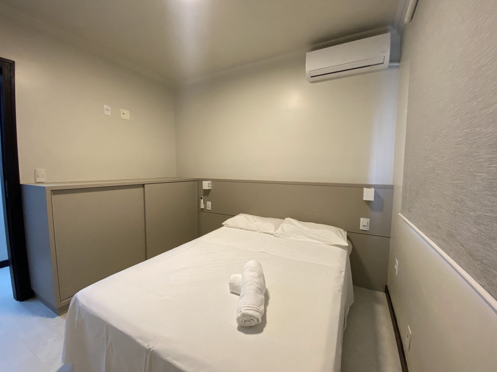 Quarto com cama de casal e armário embutido