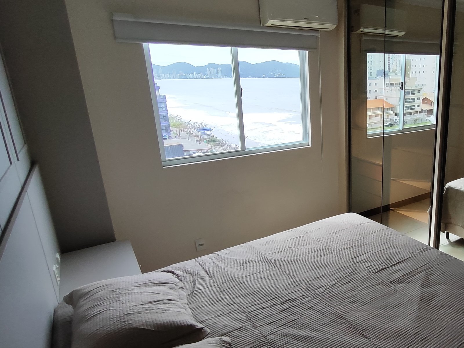 Quarto com vista direta para o mar e montanhas