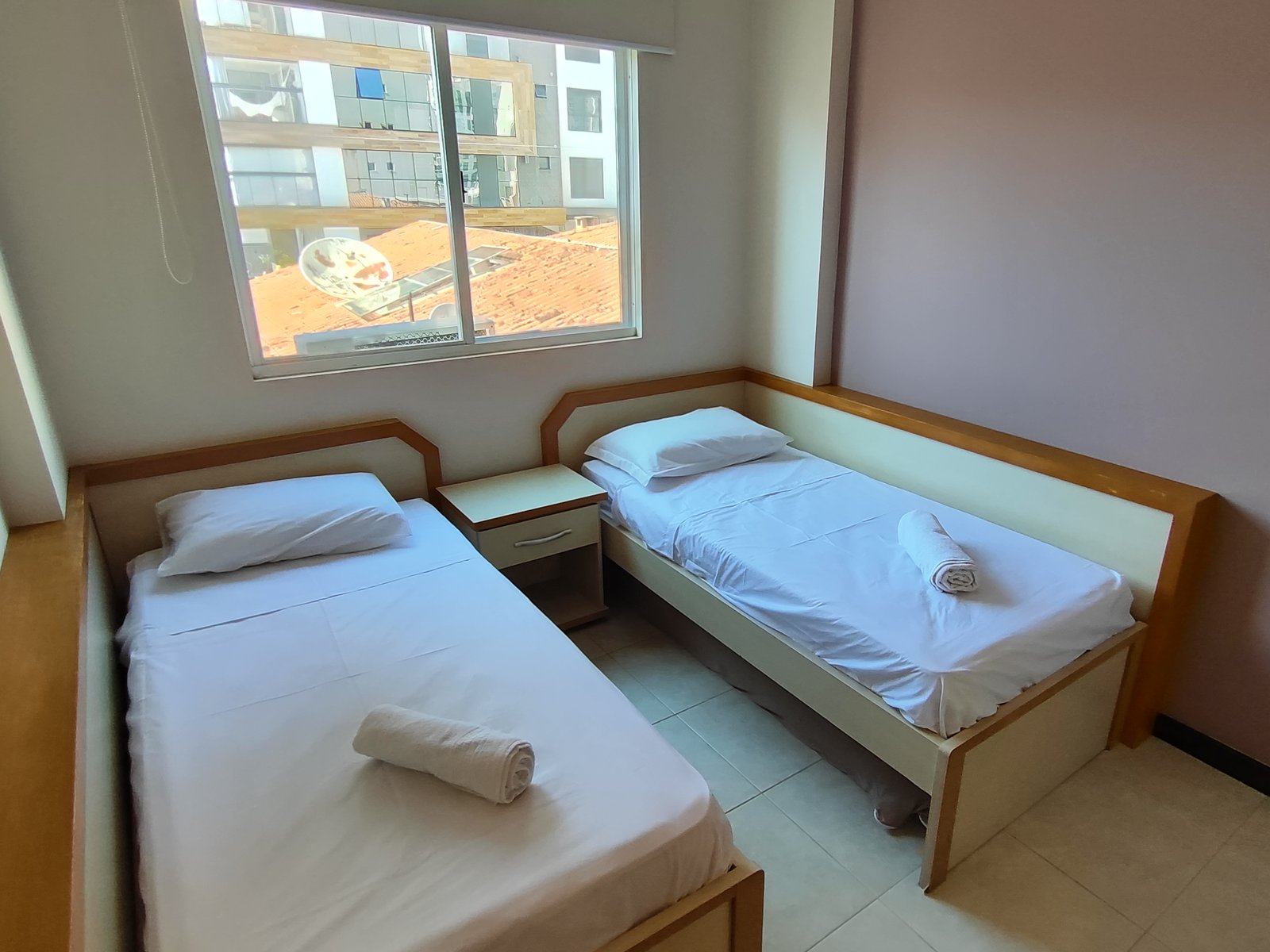 Quarto com duas camas de solteiro