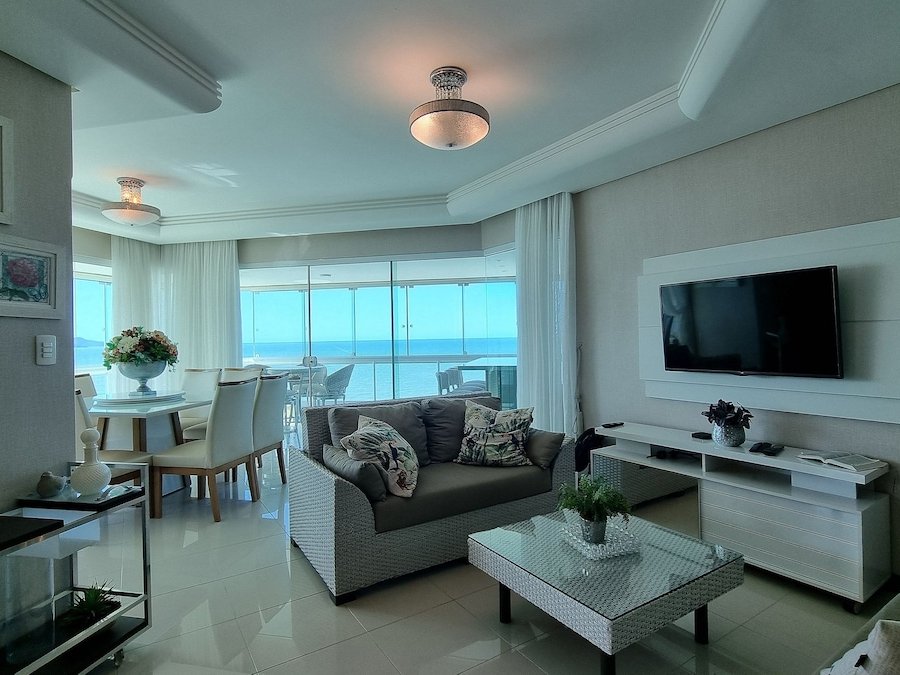 Sala de estar integrada com vista mar