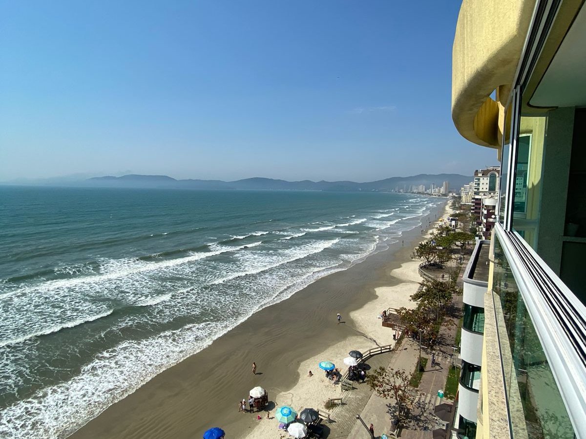 Vista aérea da praia de Meia Praia a partir da varanda