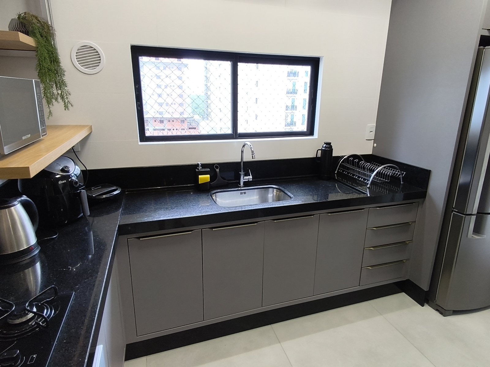 Cozinha equipada com bancada em granito