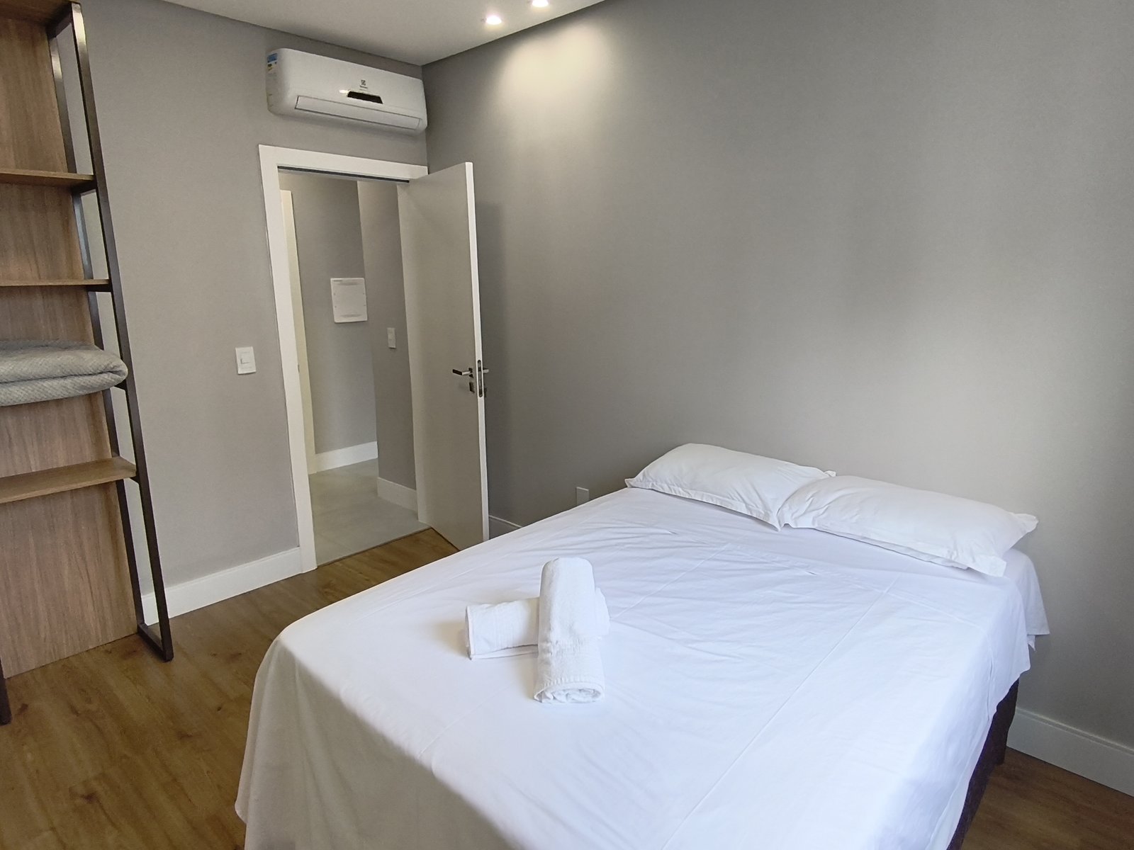 Quarto com cama de casal