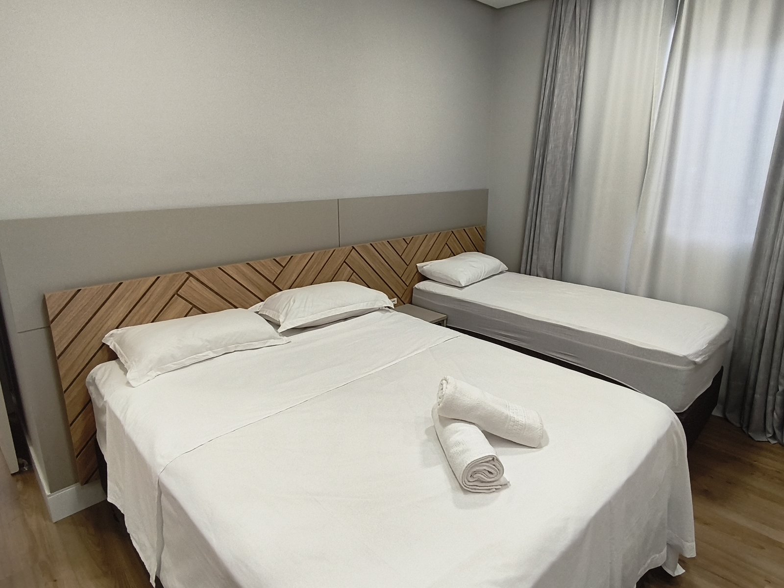 Quarto com cama de casal e cama de solteiro