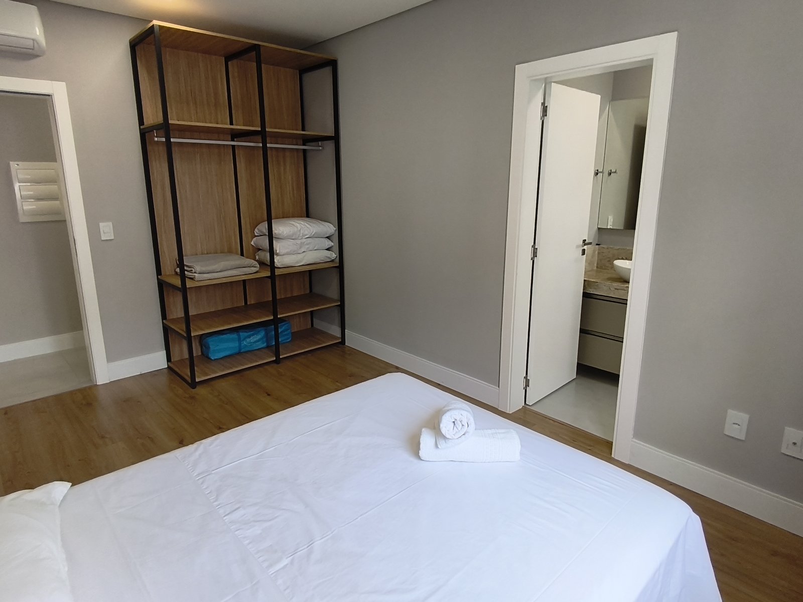 Suíte com cama de casal e banheiro próprio