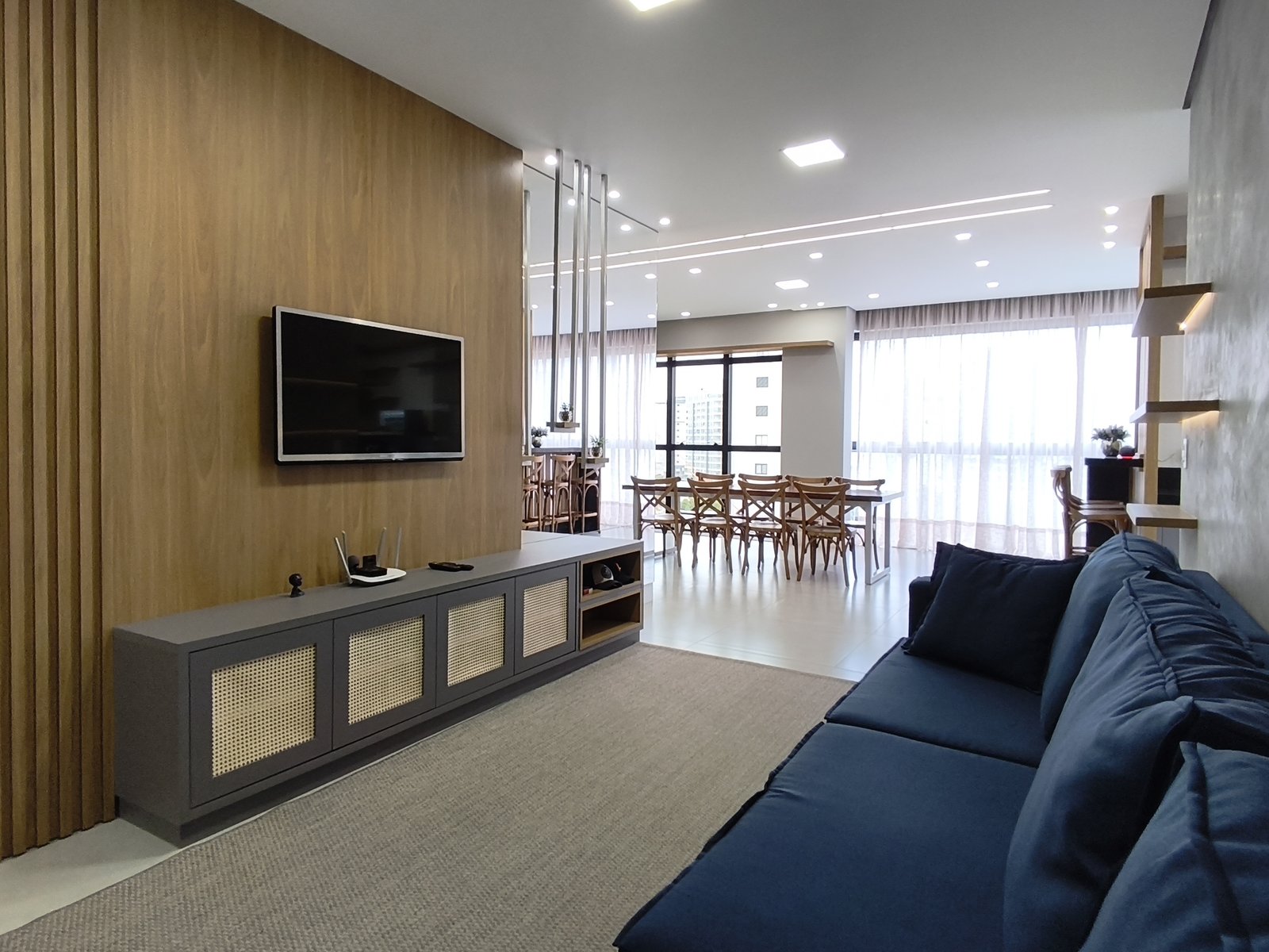 Sala de estar com sofá e TV de 55 polegadas