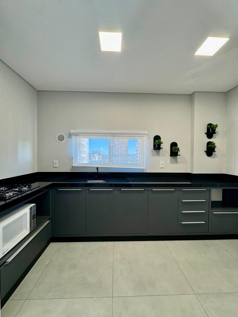 Cozinha em L completa com bancada em granito preto
