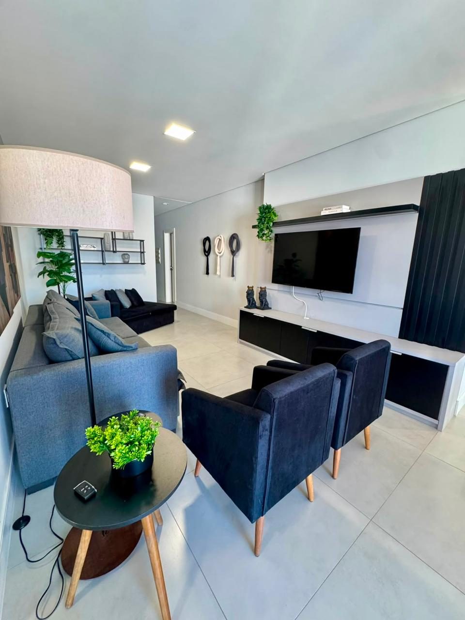 Sala de estar principal com sofá, TV e ar-condicionado