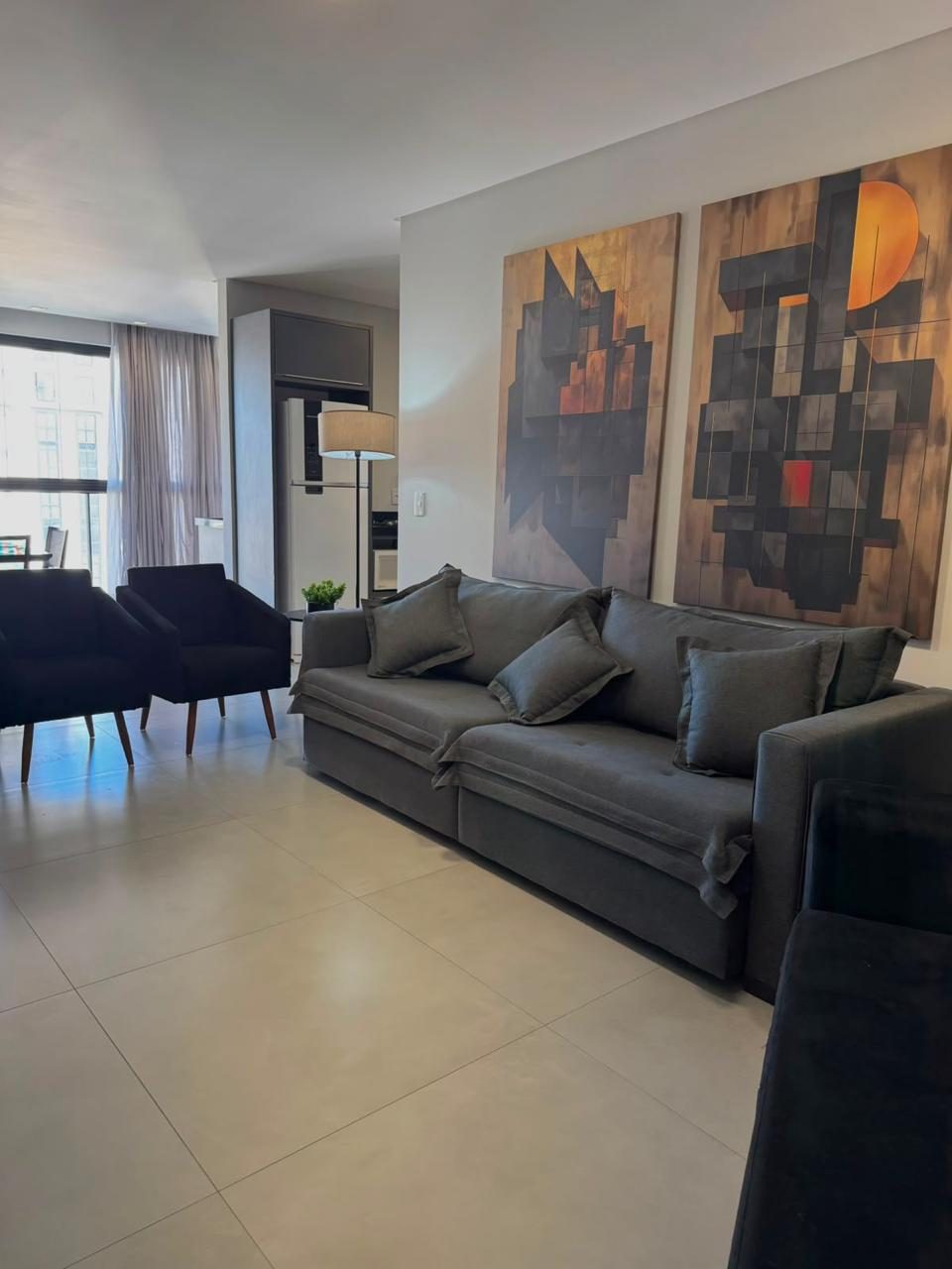 Segunda sala de estar com telas abstratas