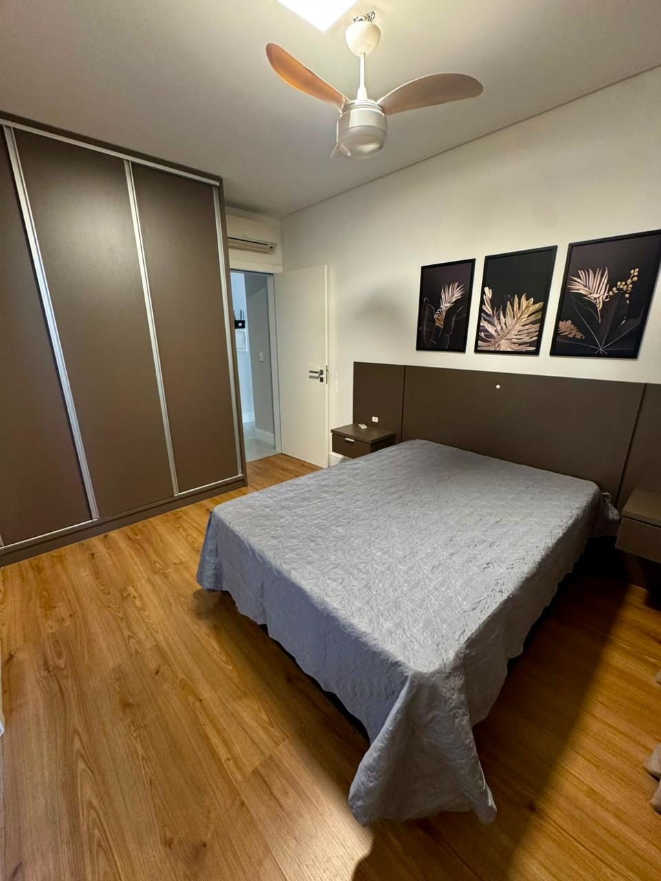 Suíte com folhagens tropicais e cama de casal