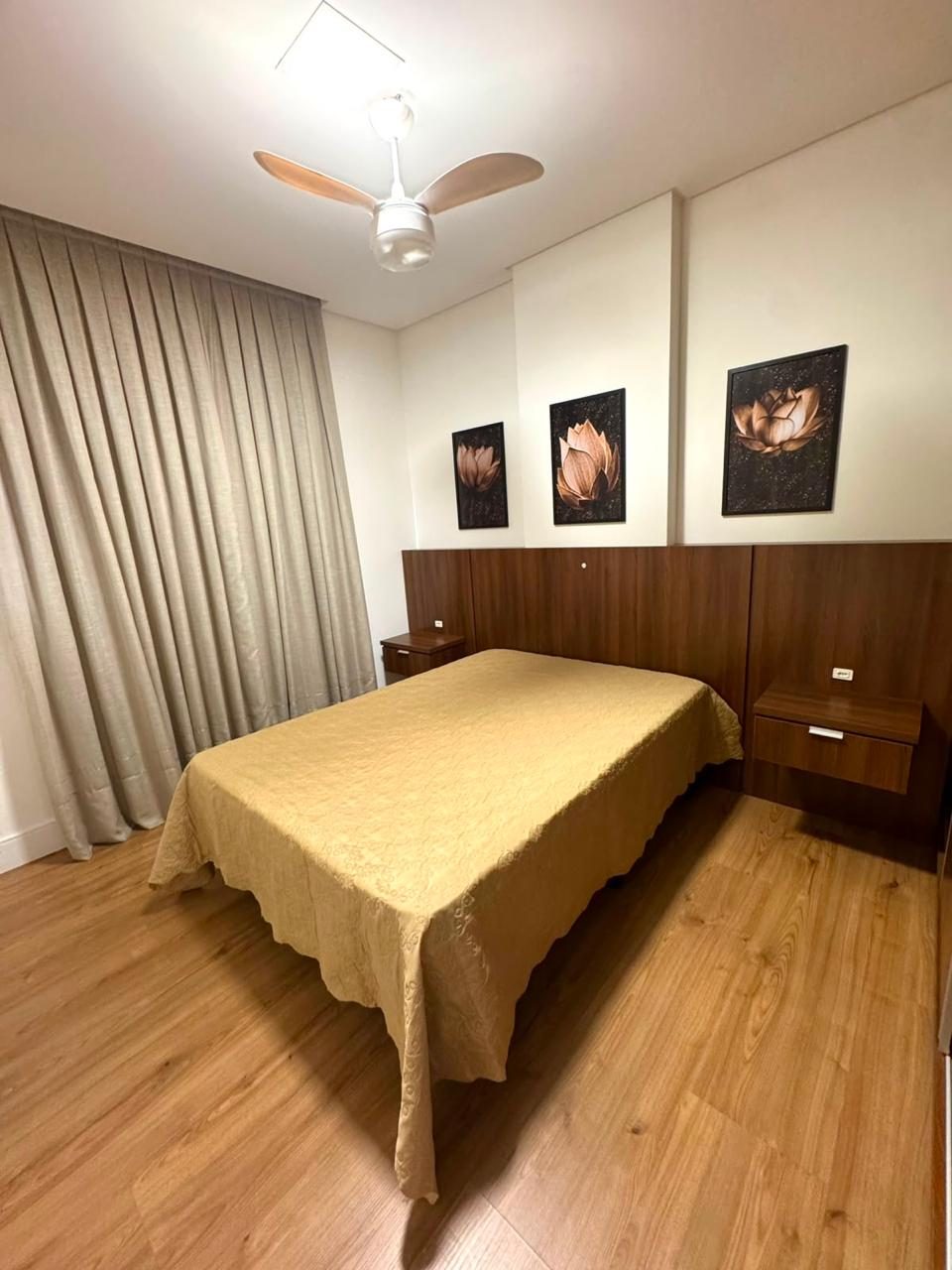 Suíte com decoração dourada e estampa de lótus