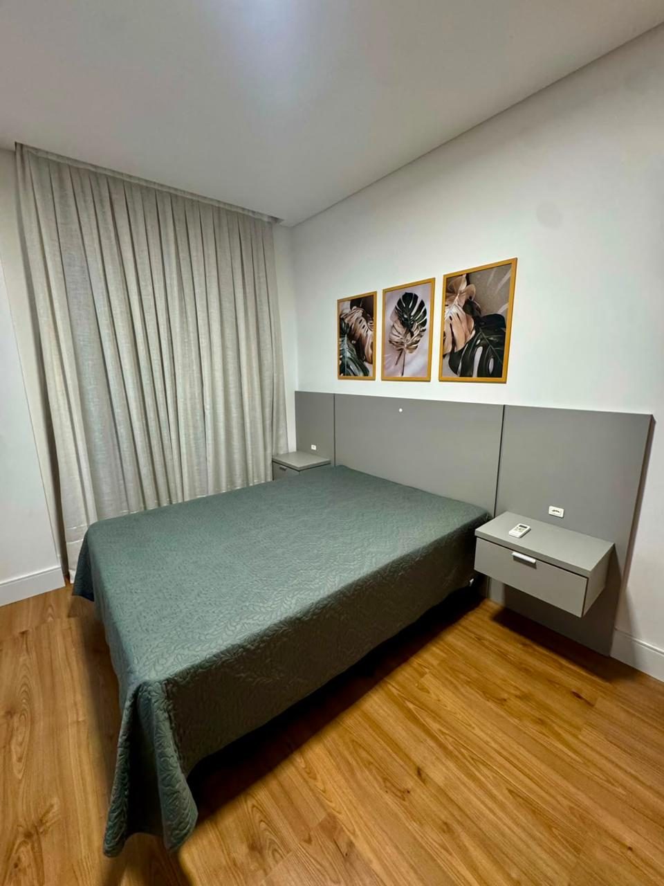 Suíte verde-sálvia com cama de casal