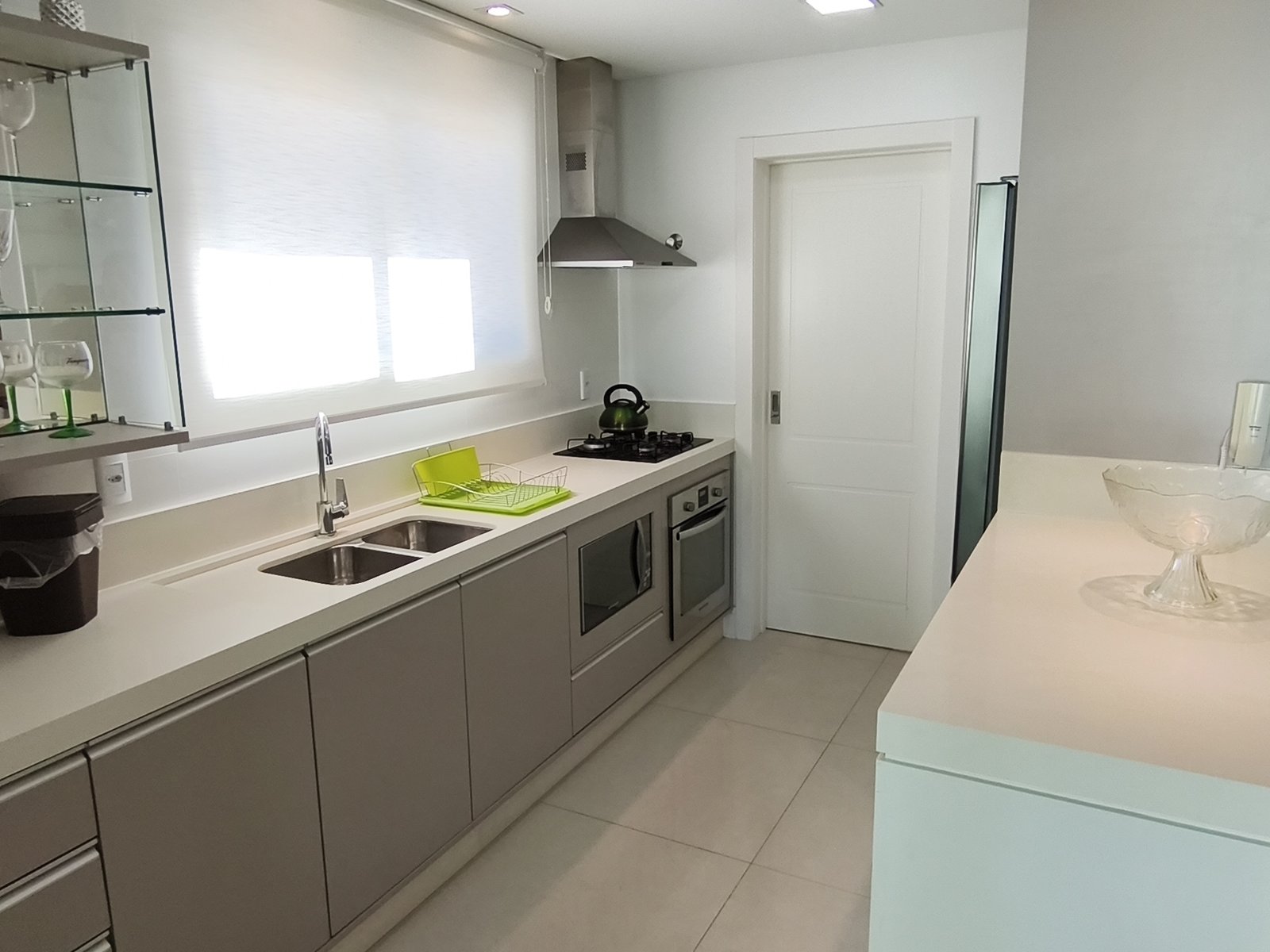 Cozinha gourmet com ilha e cristaleira