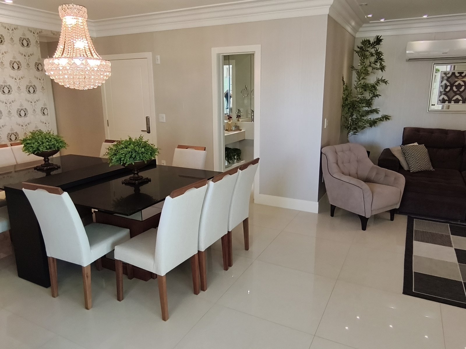 Sala de jantar e sala de estar integradas