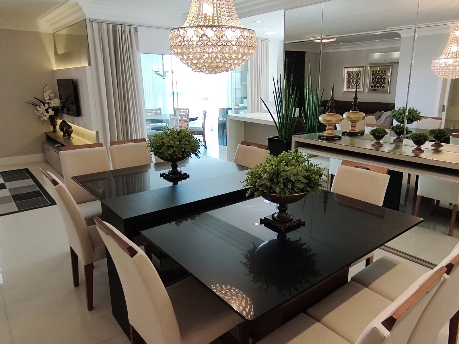 Sala de jantar com lustre de cristal e mesa para dez
