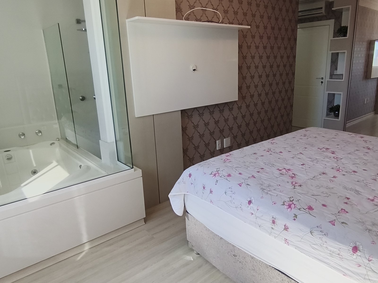 Suíte master com banheira de hidromassagem no quarto