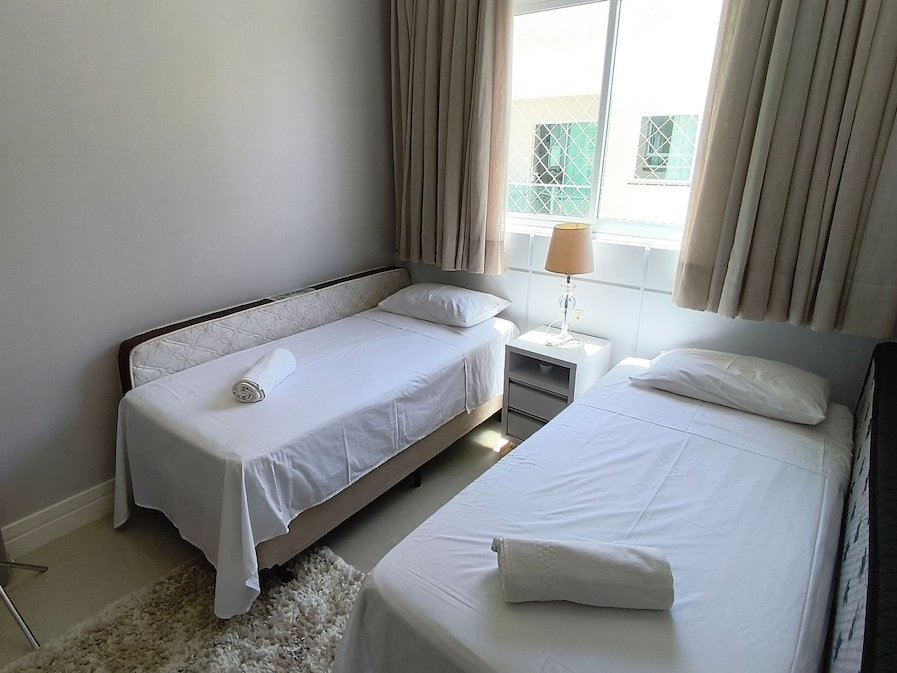 Quarto com duas camas de solteiro