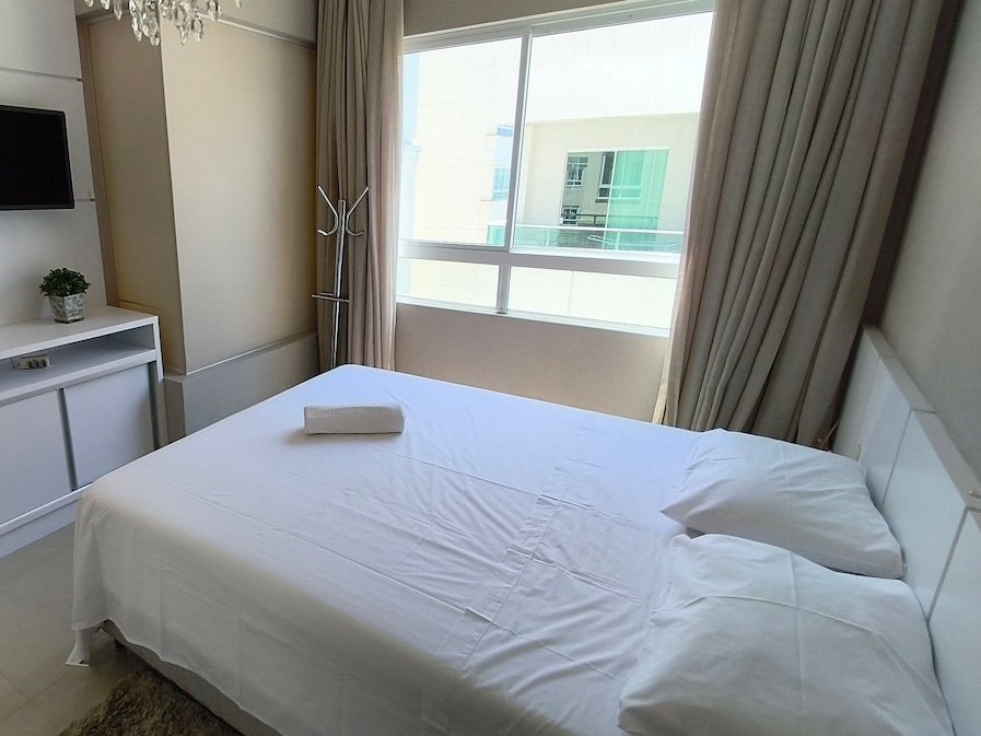 Suíte com cama de casal e vista para a cidade
