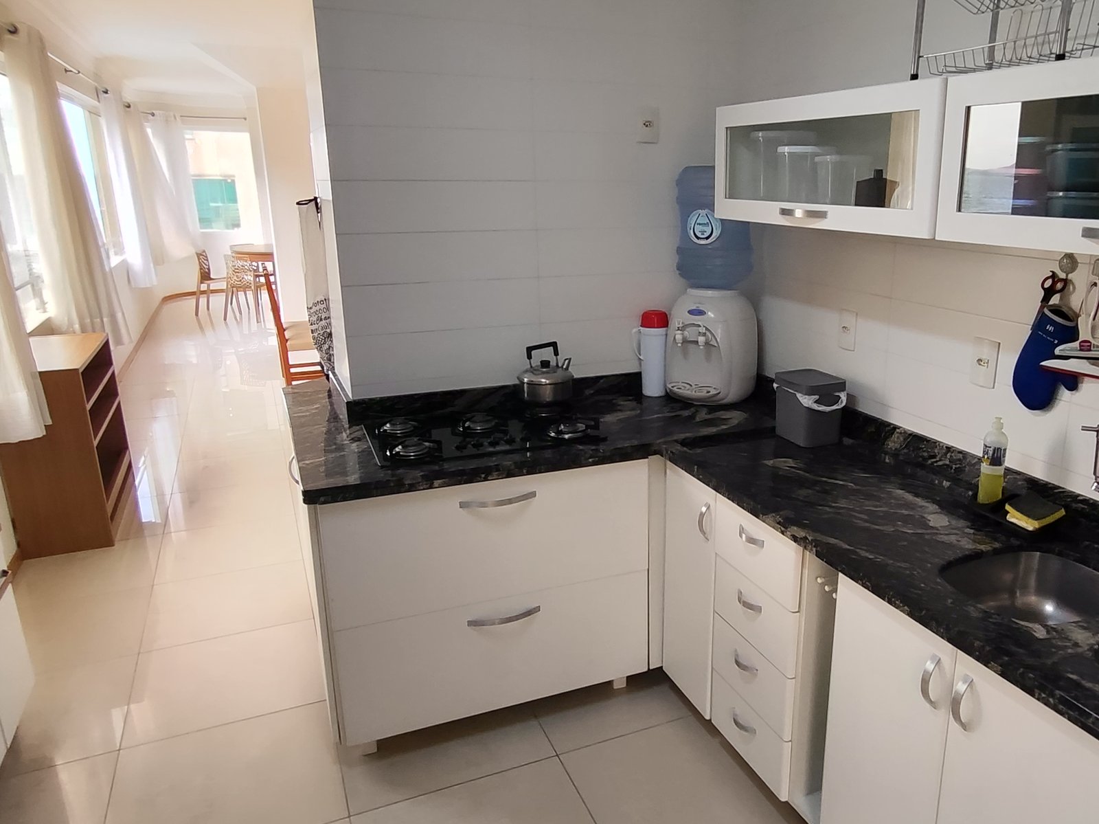 Cozinha equipada com bancada em granito preto